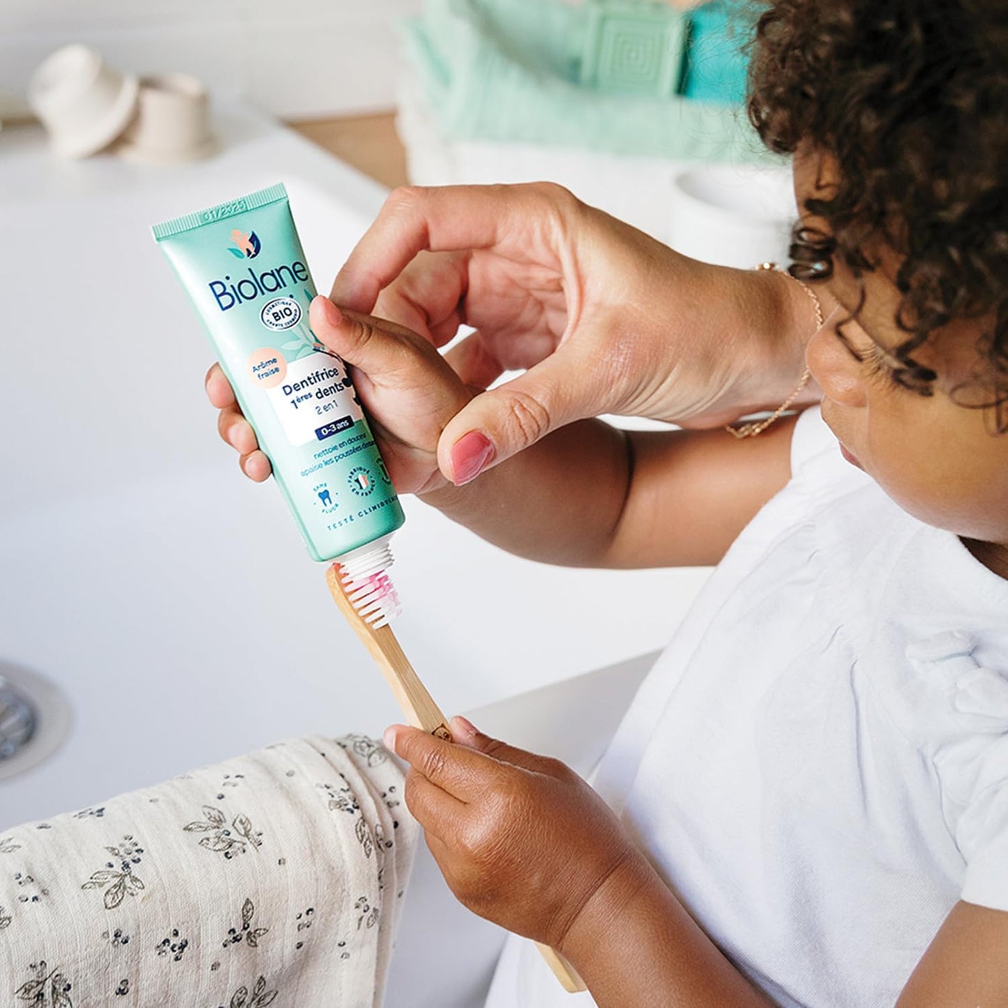 Biolane - Dentifrice Bebe 2en1 - Nettoie les 1eres dents - Apaise les poussées dentaires - Sans Fluor